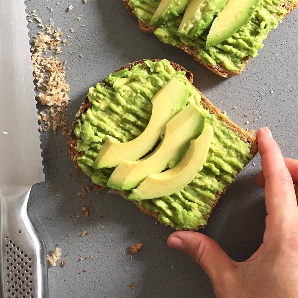 Avocado toast con crudo e fiocchi di latte