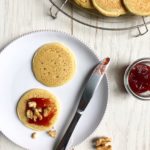 PANCAKES CON FARINA DI CECI, MARMELLATA DI FRAGOLE E NOCI