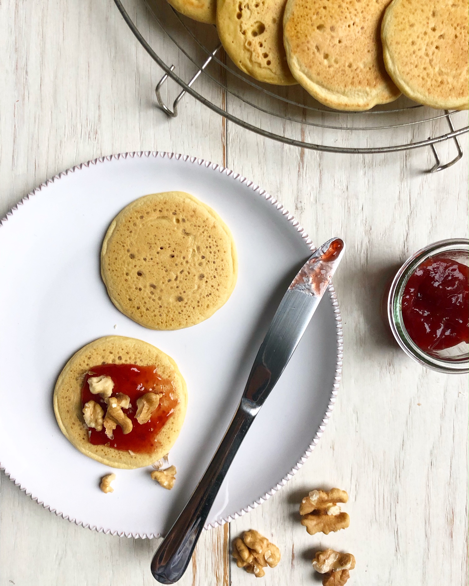 PANCAKES CON FARINA DI CECI, MARMELLATA DI FRAGOLE E NOCI