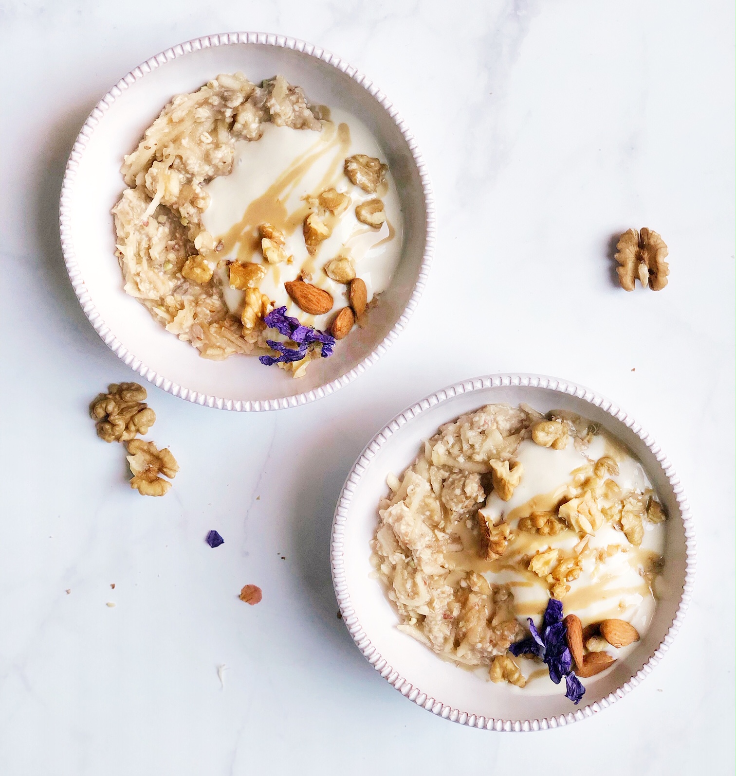 PORRIDGE CON MELA GRATTUGIATA, YOGURT, NOCI E MANDORLE