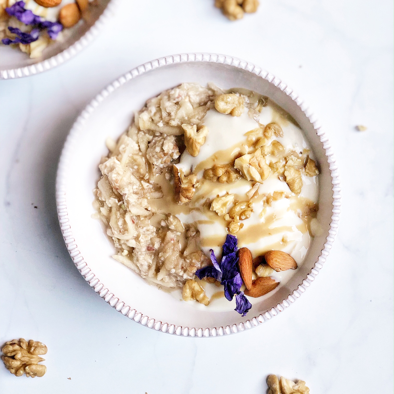 PORRIDGE CON MELA GRATTUGIATA, YOGURT, TAHIN, NOCI E MANDORLE