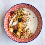 YOGURT CON GRANOLA DI GRANO SARACENO E SEMI, CON COCCO E MIRTILLI