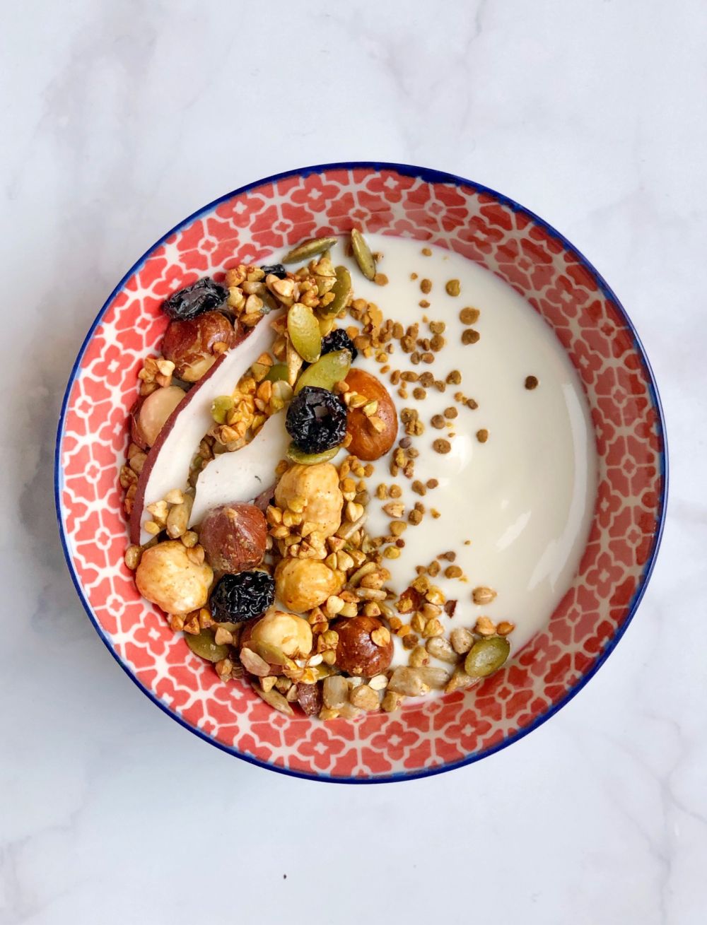 YOGURT CON GRANOLA DI GRANO SARACENO E SEMI, CON COCCO E MIRTILLI