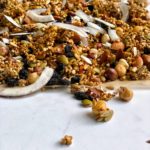 GRANOLA DI GRANO SARACENO E SEMI, CON COCCO E MIRTILLI