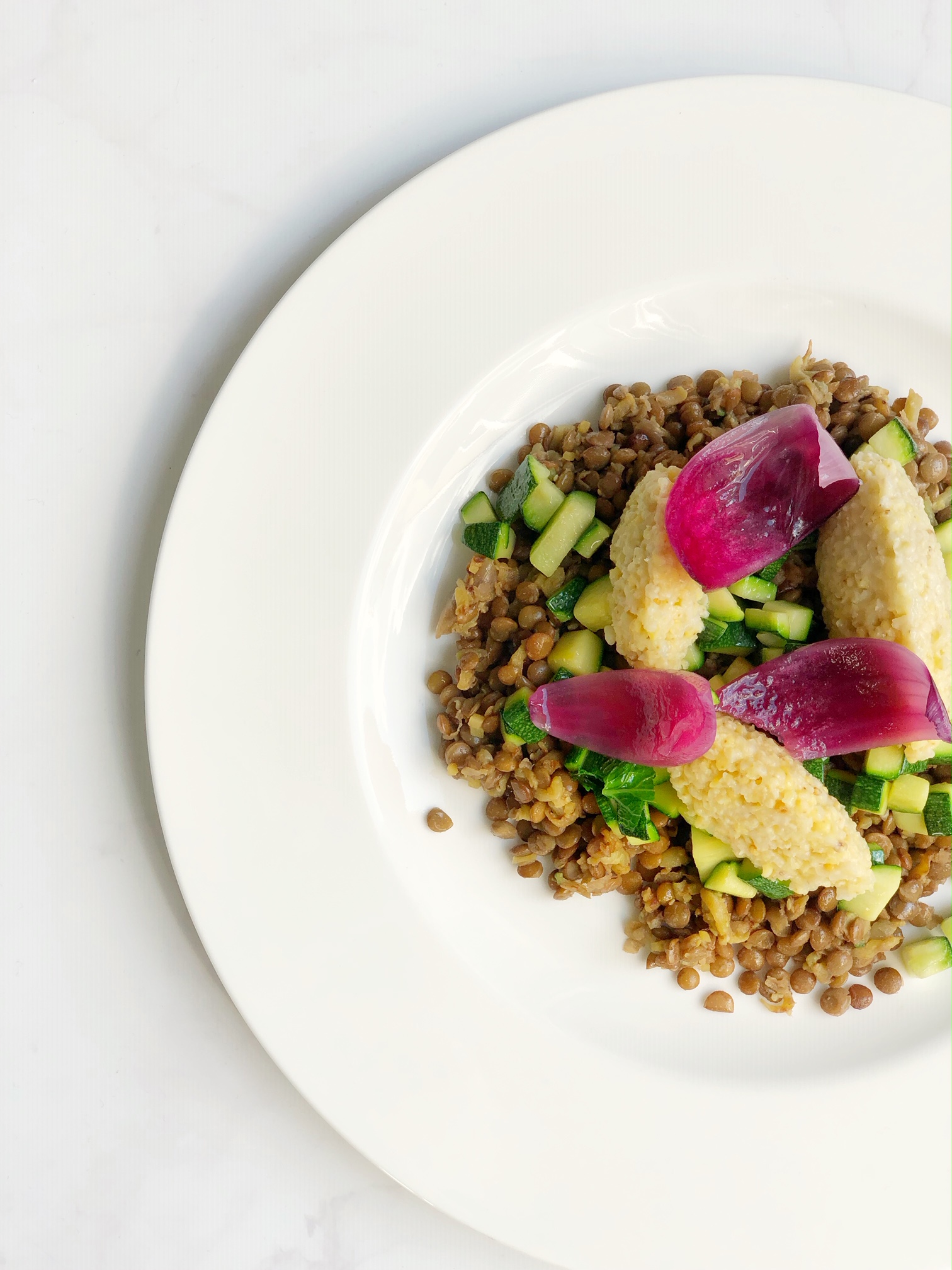 Quenelle di miglio con zucchine e lenticchie